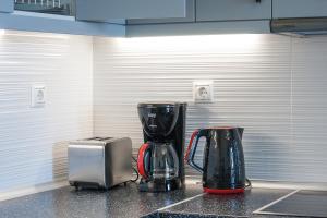 due elettrodomestici seduti su un bancone in cucina di Bens Apartments-One Bedroom Premium Apartment ad Agia Paraskevi