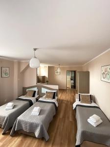 Posteľ alebo postele v izbe v ubytovaní H-T-L Apartamenty Junior