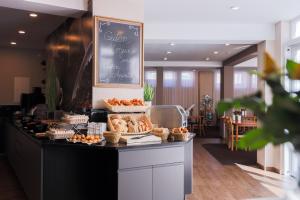 シュトゥットガルトにあるNovum Hotel Bruyのパンとペストリーを入れたカウンター付きのパン屋 +22枚の写真