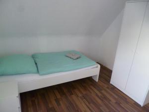 - un lit avec 2 oreillers dans l'établissement Nice Apartment in Vöhringen, à Vöhringen