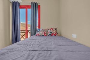 una camera da letto con un letto e una finestra con vista di Precioso Triple en Jandía Beach a Morro del Jable Altre 17 foto
