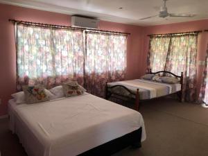 Ένα ή περισσότερα κρεβάτια σε δωμάτιο στο Leti's Homestay - Vaivase Uta +2 φωτογραφίες