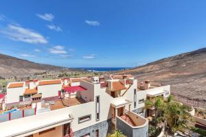 Vista ariale di un edificio bianco con montagne sullo sfondo di Precioso Triple en Jandía Beach a Morro del Jable