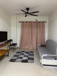 een woonkamer met een bank en een plafondventilator bij Igo Homestay Subang Airport in Shah Alam