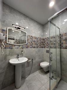 Bilik mandi di 10 KEYS Boutique Hotel