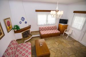 una sala de estar con un sofá y una mesa en Boskos Villa 2, en Nea Vrasna