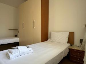 a small bedroom with two towels on a bed at Welc-ōM Prà Conselve in Conselve