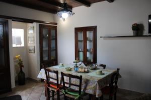 a dining room with a table with chairs and a tableablish at La Dimora del Passato B&B in Castellone
