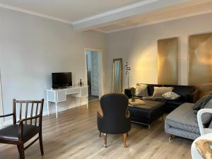 a living room with a couch and a table at Gestorfer Kötnerhof Business und Landlust in Springe