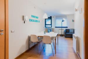 eine Küche und ein Esszimmer mit einem Tisch und Stühlen in der Unterkunft Confort Escaldes HUT 5003 - HUT 7755 in Andorra la Vella