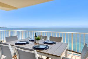 a dining table with a view of the ocean at Ático Crucero Suite VIP in Roses