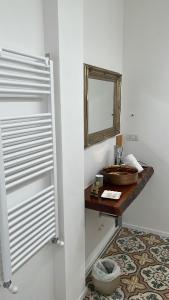 ein Badezimmer mit Waschbecken und Spiegel in der Unterkunft Rosarias Rooms in Manfredonia + 7 Fotos