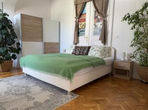 Tempat tidur dalam kamar di Forst-Ház Apartman