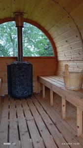 une cabine en bois avec un banc et une fenêtre dans l'établissement Maringotka Na horním konci, 