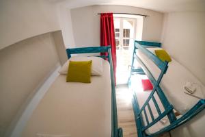 Posteľ alebo postele v izbe v ubytovaní White Rabbit Hostel