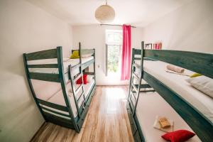 Posteľ alebo postele v izbe v ubytovaní White Rabbit Hostel