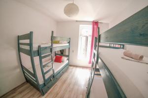 Posteľ alebo postele v izbe v ubytovaní White Rabbit Hostel