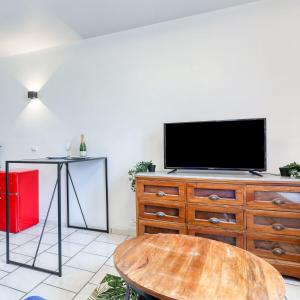 un soggiorno con TV su un comò di Samois-sur-seine Superbe appartement - Rickhoss Home a Samois-sur-Seine