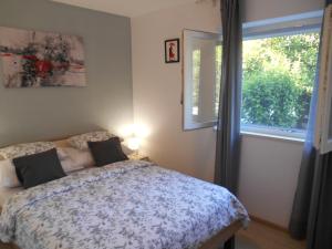 1 dormitorio con cama y ventana en Apartment Marija, en Korčula