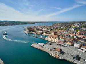 una vista aérea de un puerto con un barco en el agua en Hotel Ærø en Svendborg