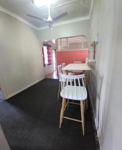 Φωτογραφία από το άλμπουμ του 2 Bedroom Centrally Located Apartment σε Mba