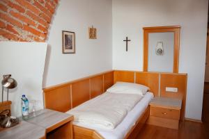 Katil atau katil-katil dalam bilik di Augustiner-Chorherrenstift Reichersberg