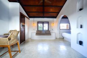 un soggiorno con un divano e un letto di Alchemy Studio Ubud ad Ubud