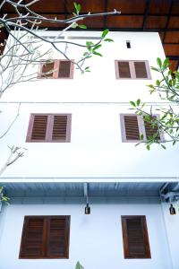 due viste di un edificio bianco con finestre marroni di Alchemy Studio Ubud ad Ubud