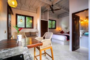 una camera da letto con un letto, un tavolo e delle sedie di Alchemy Studio Ubud ad Ubud