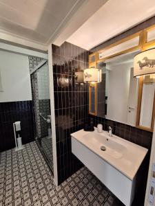 a bathroom with a sink and a shower at il "Terrazzino" nel cuore di Siena in Siena +14 photos
