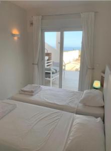 1 dormitorio con cama y vistas al océano en Villa Calahonda - Mijas en Mijas