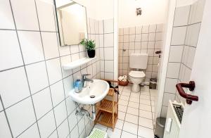 a bathroom with a sink and a toilet at MaBu Homes - Mitten in Nienburg in Nienburg +46 photos
