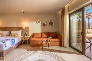 Rúm í herbergi á Hotel Pyriá