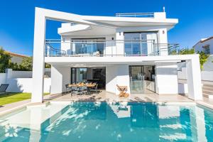 Bazén v ubytovaní Villa Dunamoon by Abahana Villas alebo v jeho blízkosti