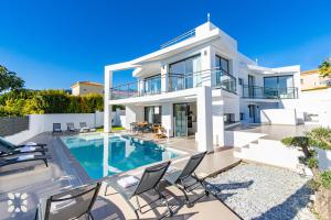 Bazén v ubytovaní Villa Dunamoon by Abahana Villas alebo v jeho blízkosti