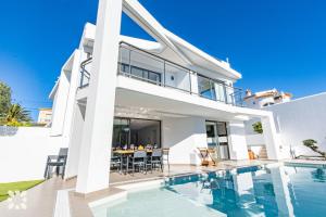 Bazén v ubytovaní Villa Dunamoon by Abahana Villas alebo v jeho blízkosti