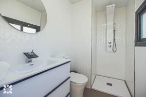 Kúpeľňa v ubytovaní Villa Dunamoon by Abahana Villas