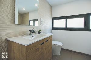 Kúpeľňa v ubytovaní Villa Dunamoon by Abahana Villas