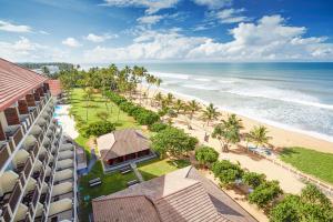 卡卢特勒Turyaa Kalutara的度假村海滩的鸟瞰图