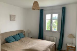 Ένα ή περισσότερα κρεβάτια σε δωμάτιο στο Spacious house close to the beach +13 φωτογραφίες