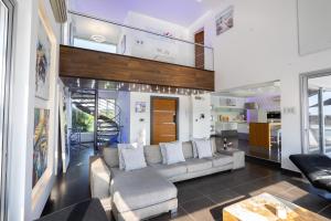 - un salon avec un canapé et une table dans l'établissement Rent Private Villa 011, à Protaras