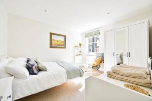 Ένα ή περισσότερα κρεβάτια σε δωμάτιο στο New Chic 3-Bed Flat in Clapham
