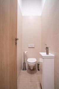 Et badeværelse på Patronka Apartments - Stylish apartment with a divided sleeping area