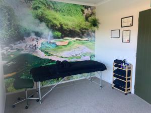 een kamer met een schilderij aan de muur bij Parkside Boutique Lodge in Rotorua