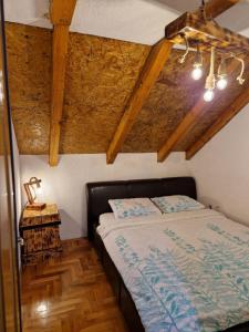 Postel nebo postele na pokoji v ubytování Vikendica Šumski Mir