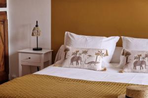 un lit avec deux oreillers avec des éléphants dessus dans l'établissement Magnifique maison provençale haut standing avec piscine, jardins, garages fermés, à Sablet 56 autres photos