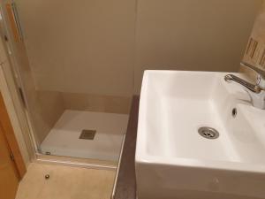 Un baño con lavabo y ducha en Holidaytorremar-72-MED022, en El Borseral 27 fotos más