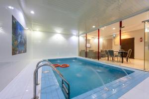 Bazén v ubytování Rawafed resort nebo v jeho okolí