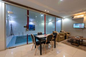 塔伊夫Rawafed resort的带桌子和游泳池的客厅