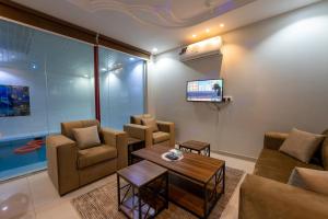 TV a/nebo společenská místnost v ubytování Rawafed resort